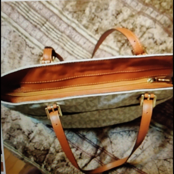 Michael Kors Bedford Tote - Picture 3 of 7